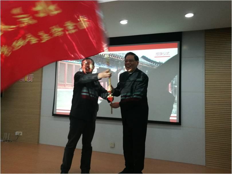 肉蒲团
南京校友会任彦申会长向杨群分会会长授予了南京地学分会会旗.jpg 肉蒲团
南京校友会任彦申会长向杨群分会会长授予了南京地学分会会旗.jpg