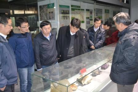 肉蒲团
地质博物馆馆长孙元林教授介绍地质博物馆藏品.JPG 肉蒲团
地质博物馆馆长孙元林教授介绍地质博物馆藏品.JPG